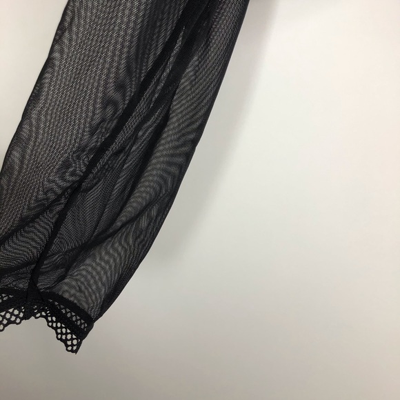 NWT Torrid 4 black mesh cold shoulder crop top - Picture 5 of 6